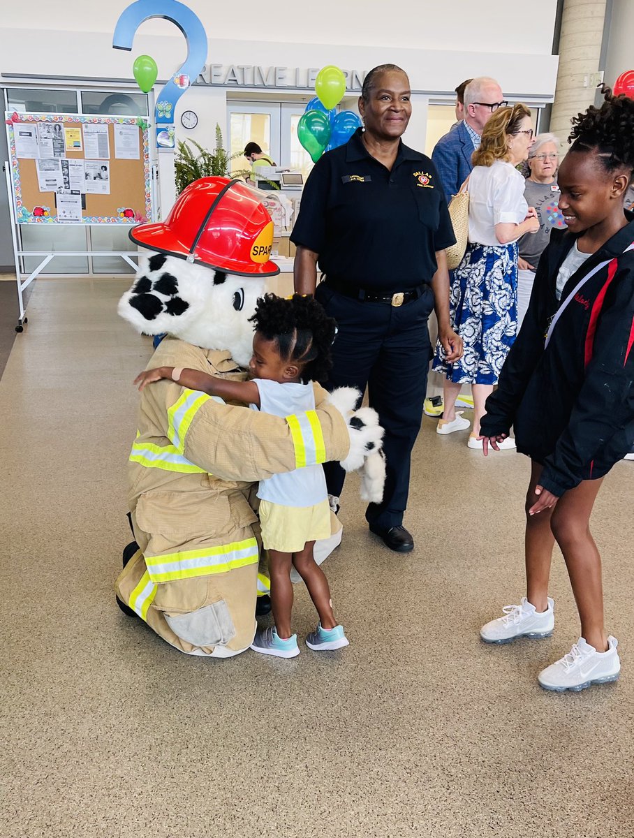 DallasReads's tweet photo. Clifford made an appearance today! There is still time left to join the fun! #ReadForMe2022 https://t.co/XK2MoJZ7TJ