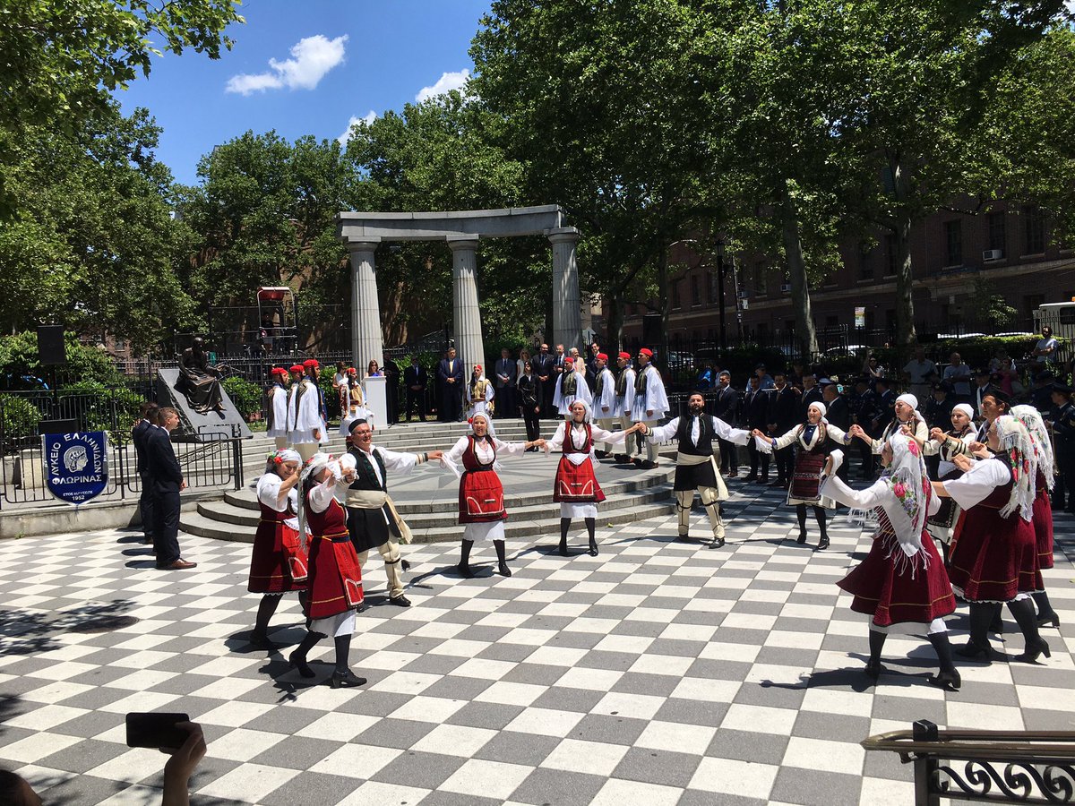 SPapagermanos's tweet photo. Greek Independence Day Celebration - The Raising of The Greek Flag #Greek #Greece #GreekIndependence #AthensSquarePark #Astoria #Evzones https://t.co/3tLNhhLDIg