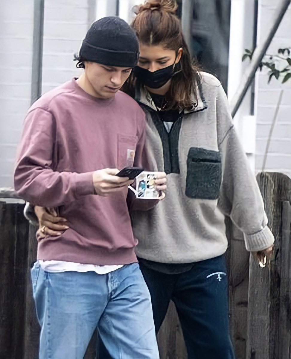 Zendaya definitely wears the pants in this relationship 😭