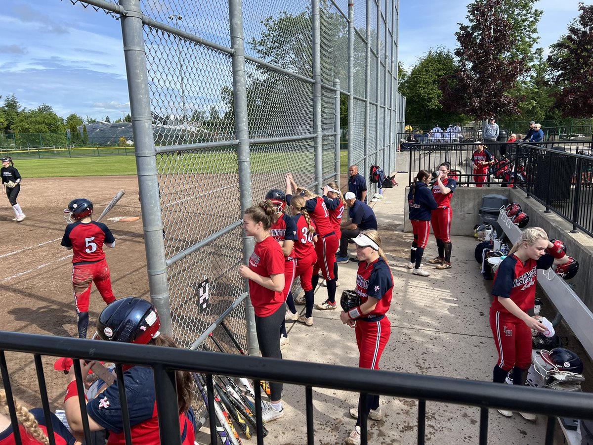 Ladyhawks18u's tweet photo. @Ladyhawks18u is getting back to their groove and leading 6-1 at the bottom of the 4th (and time about to expire). Go Hawks! #softball https://t.co/my1HjpXXD5