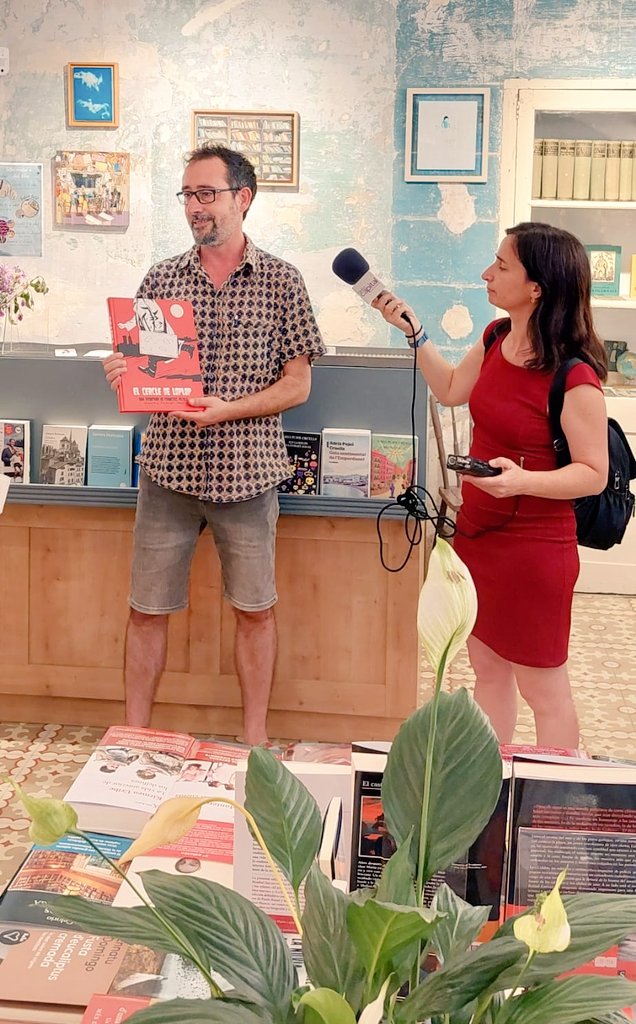 CarmeFenoll's tweet photo. Un plaer la ruta per les 7️⃣ noves llibreries de @pobledellibres amb l'@AdriPujol. Ens ha recomanat l'àlbum de 📙 Claude Ponti a Club Editor @mariabohigassal i Els anglès morts, de @BorjaBagunya entre d'altres.I el 2/7 ruta amb l'@EvaPiquer, LlibreteraVIP https://t.co/FrW0J4ICWx