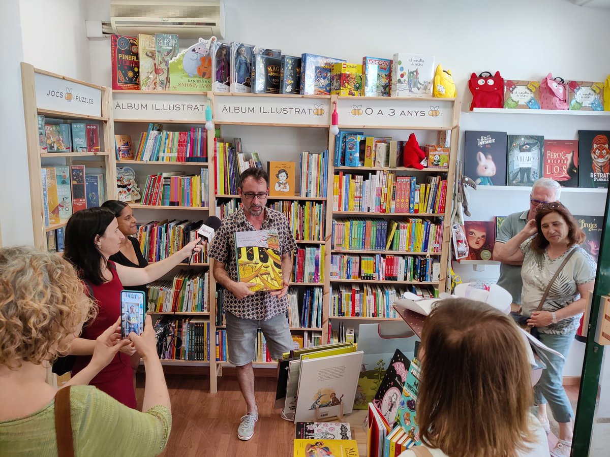 CarmeFenoll's tweet photo. Un plaer la ruta per les 7️⃣ noves llibreries de @pobledellibres amb l'@AdriPujol. Ens ha recomanat l'àlbum de 📙 Claude Ponti a Club Editor @mariabohigassal i Els anglès morts, de @BorjaBagunya entre d'altres.I el 2/7 ruta amb l'@EvaPiquer, LlibreteraVIP https://t.co/FrW0J4ICWx