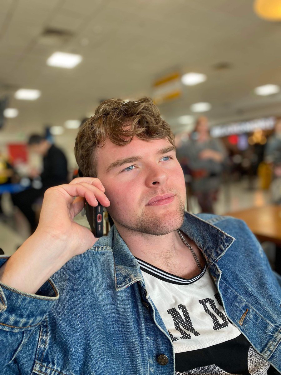 Calling people and playing my new single down the phone… 
If you’ve not heard ‘when you gonna call?’ yet you can get it here: linktr.ee/jonaheli
#newmusic #newmusicfriday #ukmusic #independentartist #musicproducer #musician #guitar #funk