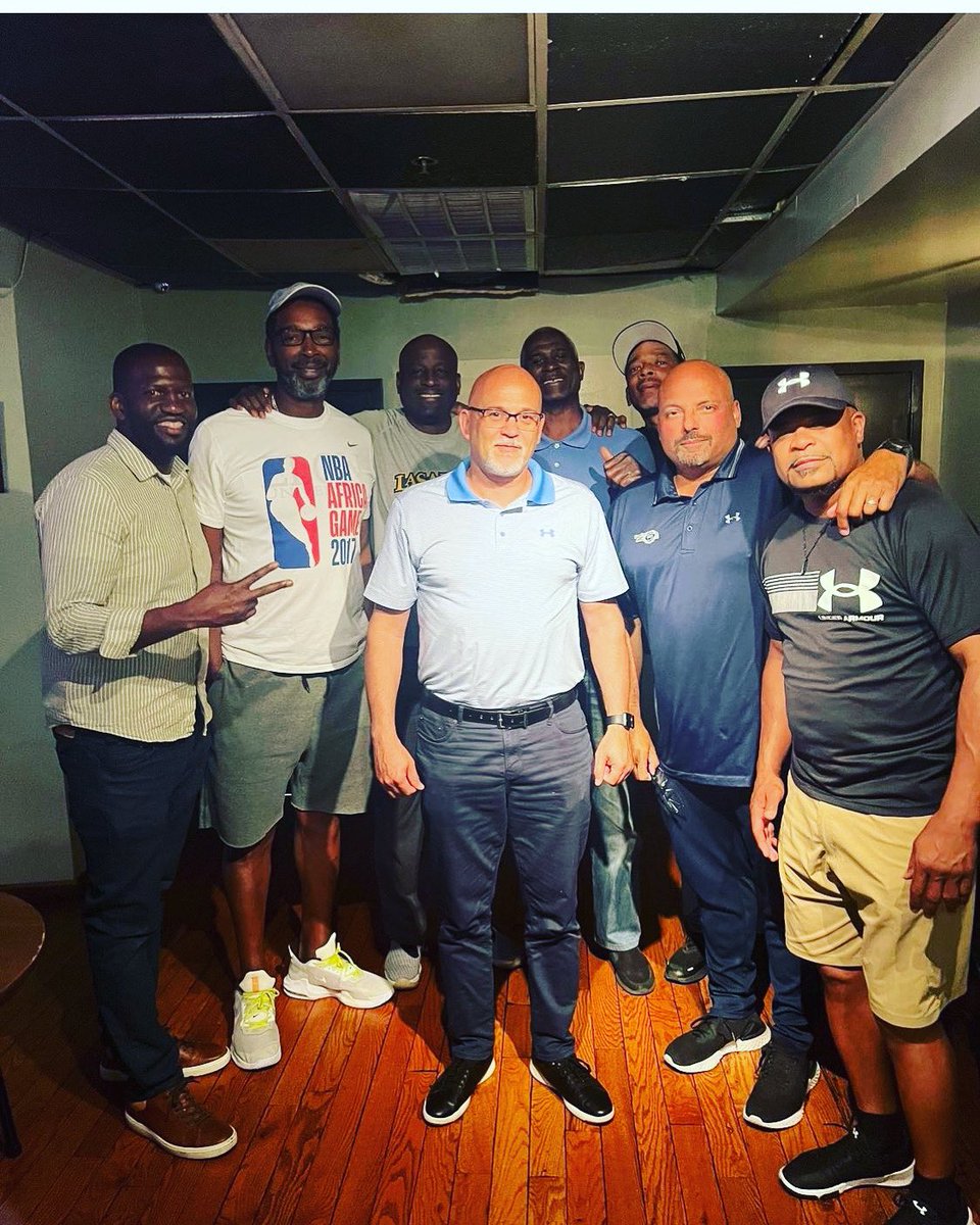 DCDonnieCarr's tweet photo. About last night… Great times with my @Lasallembb family
@L-Train 22nd St. Cafe! Looking forward to seeing more Alumni at the next one…#ExplorersAreNeverLost #Blue&GoldForLife
#GoExplorers 💯🏀 https://t.co/06RegrsT1o
