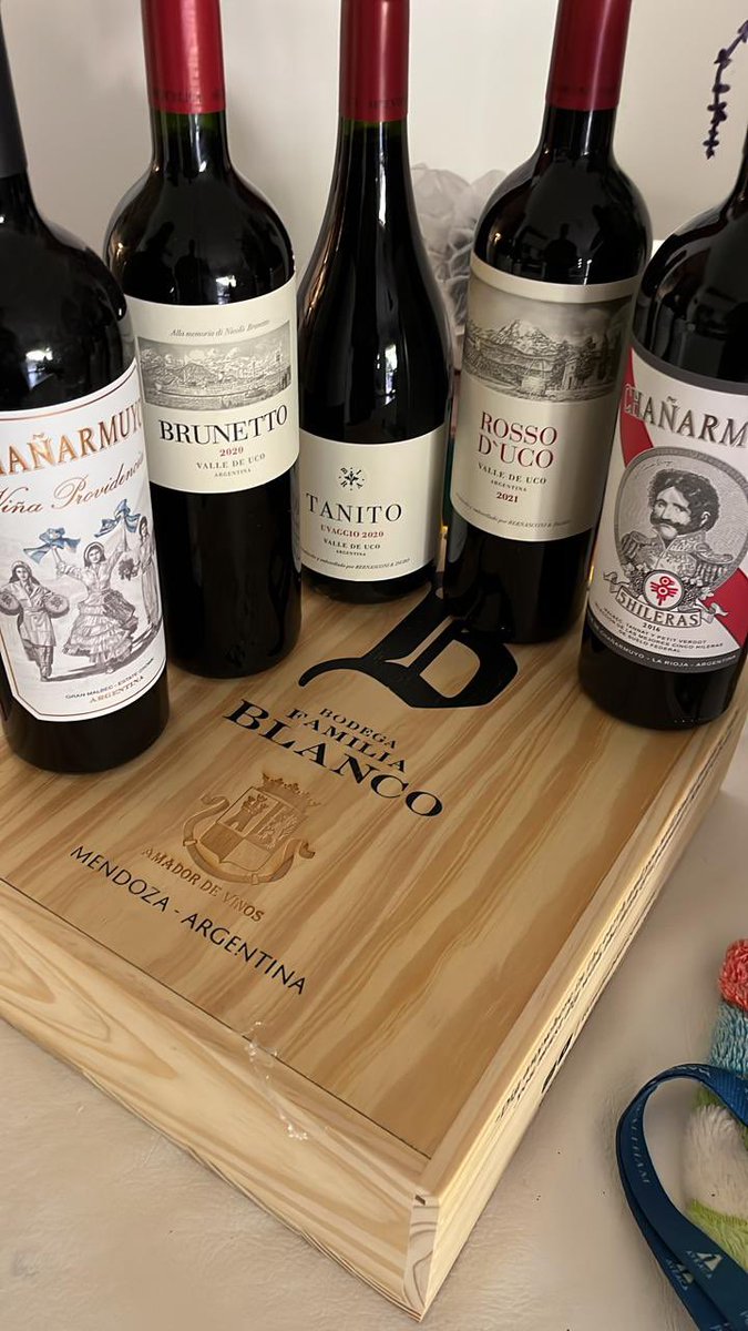 Nks_Consulting's tweet photo. Que mejor que terminar la semana, recibiendo @PasionVinos en tu casa. Y recibiendo estas joyas!! Te doy un consejo. Para el Día del padre, llámalos a ellos para quedar como el mejor, con el mejor regalo! @rock_pix @UnDinamo @cuchicalderon @bbsanzo @RodParanormal #HCLV #ADED https://t.co/3kIzC8CiEt