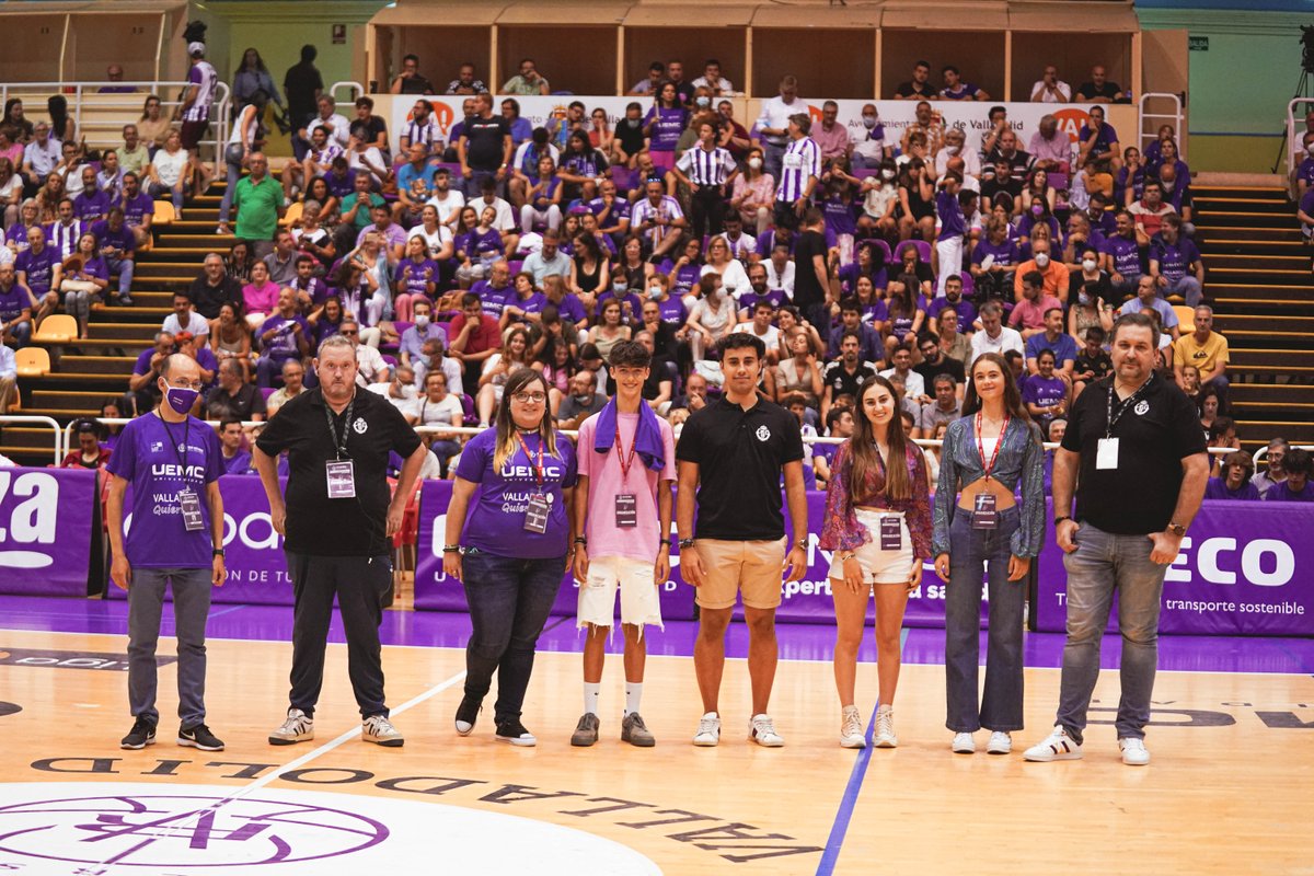 CBC_Valladolid's tweet photo. 💜👏 Pisuerga reconociendo el trabajo y la labor de nuestro cuerpo de @voluntariosRVB. ¡Bravo! ¡Sois el pilar de este Club!

@UEMC #PucelaBasket https://t.co/ZzcCIfYGz6