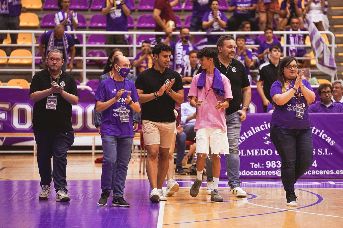 CBC_Valladolid's tweet photo. 💜👏 Pisuerga reconociendo el trabajo y la labor de nuestro cuerpo de @voluntariosRVB. ¡Bravo! ¡Sois el pilar de este Club!

@UEMC #PucelaBasket https://t.co/ZzcCIfYGz6