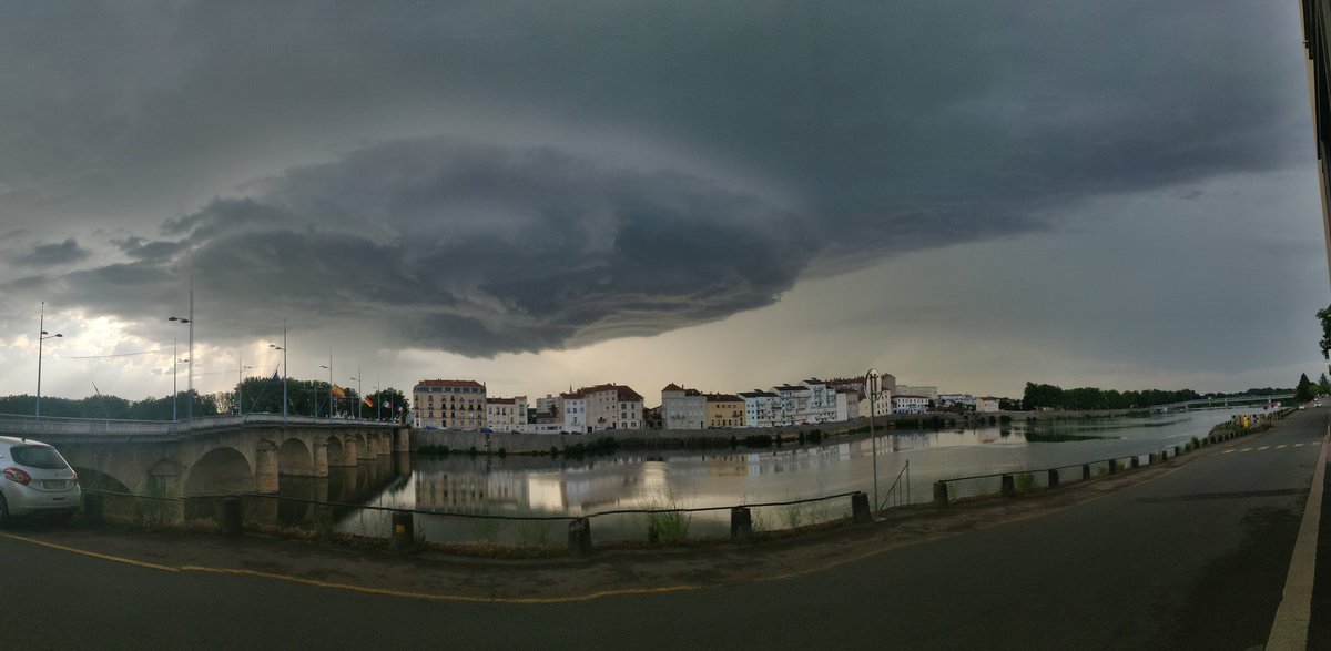 Plusieurs virulentes supercellules évoluent dans le Puy-de-Dôme, le nord de la #Loire, le sud de la #Corrèze et l'ouest de l'#Ain.
Exemple ici vu de Roanne (42). 