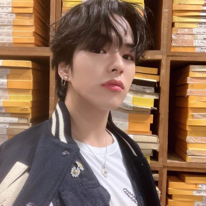 teuhananmembers's tweet photo. [ THN's #민 #MIN ] 무슨 일이야?! 😲 장난이고요. 11개월 ��하해 TEUHANAN!! 이렇게 긴 이정표를 세웠으니까 너무 행복해요~ 여러분, 다음 달에는 큰 축하를 준비해주세요. 오늘 축하할 제 셀카입니다. 🥳 잘 지내요! 🤗😁💕 

#TEUHANAN #THE_11TH_MONTH #MIN #MINIONS https://t.co/cSWffVD3kO