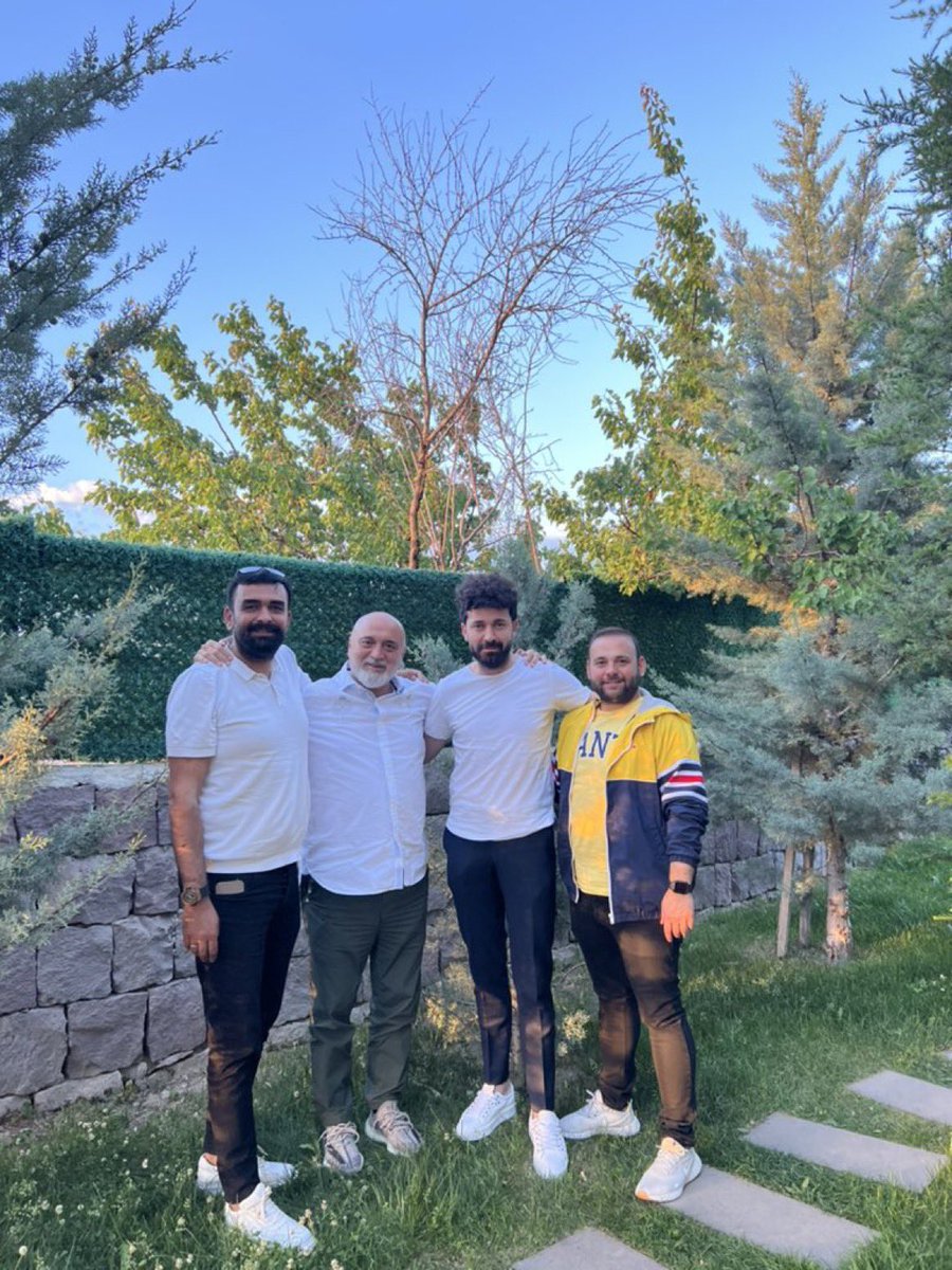 karamanhikmet's tweet photo. Değerli kardeşim Bilal, @hasannkose1 ve @ibrahimsomtas  dostluk yan yana diz dize olmak değildir. Can cana kalp kalbe olmaktır. https://t.co/3z8qhdtMKy