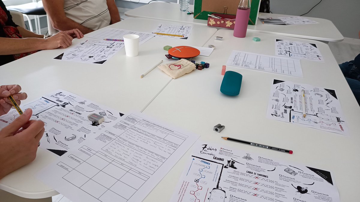 cepsantacruz's tweet photo. 2 días intensos de formación #abj #rol con @julia_iriarte que se han ido ✈️ , es lo que tiene el juego 🎲⚔️🛡️🎙️♟️🎯🏆 @bebeamordor @ludiaasesoras https://t.co/AXVTr3R4wF