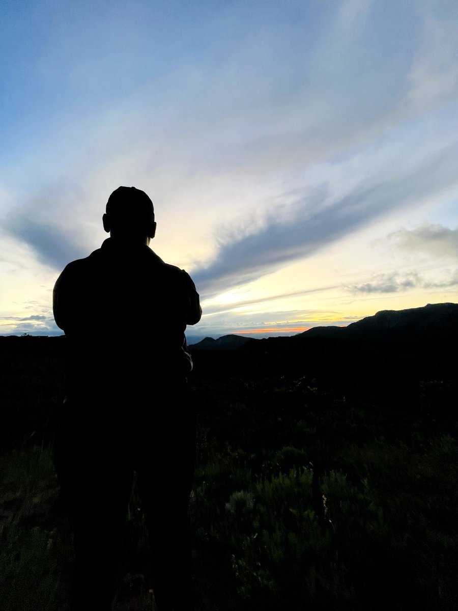 Sarutheone's tweet photo. Knowing where to go to get the best shots in my backyard is half the job, knowing what time to get there is everything. Skill is optional; the best moments you have ever had are 1 guided tour away
#HiddenEscapes #VisitZimbabwe https://t.co/LIco3qGAx3