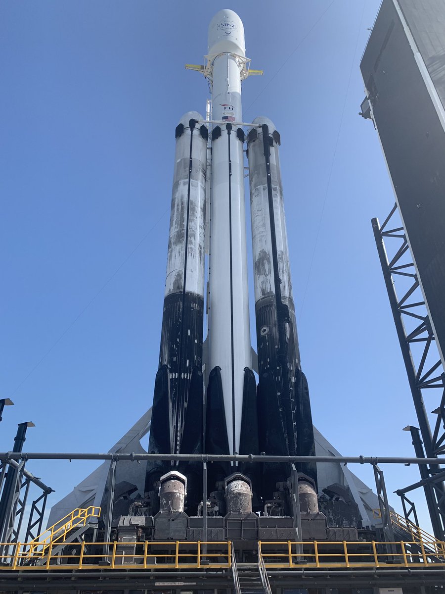 PPathole's tweet photo. SpaceX's Falcon Heavy is an absolute beast 🔥 @elonmusk https://t.co/aQAkyfZQ2R