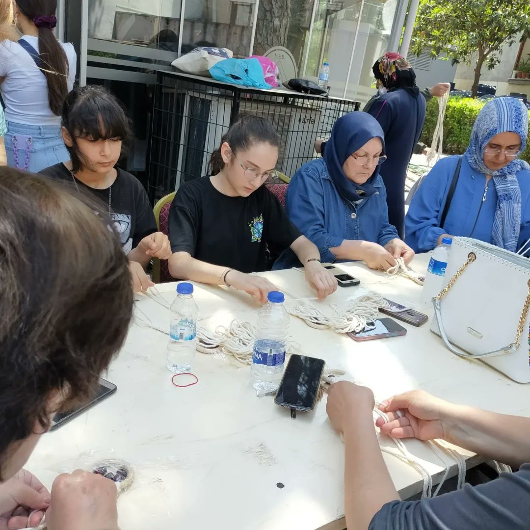 AkhisarHem's tweet photo. "Herkese uygun bir kursumuz mutlaka var." Bugün Atölye çalışmalarımizda Tezcan Gürlek hocamızla Takı Tasarım çalışmalarımiz yapıldı. Katılan tüm misafirlerimize teşekkür ederiz. #hayatboyuöğreniyoruz https://t.co/Q76Cog7Ov2