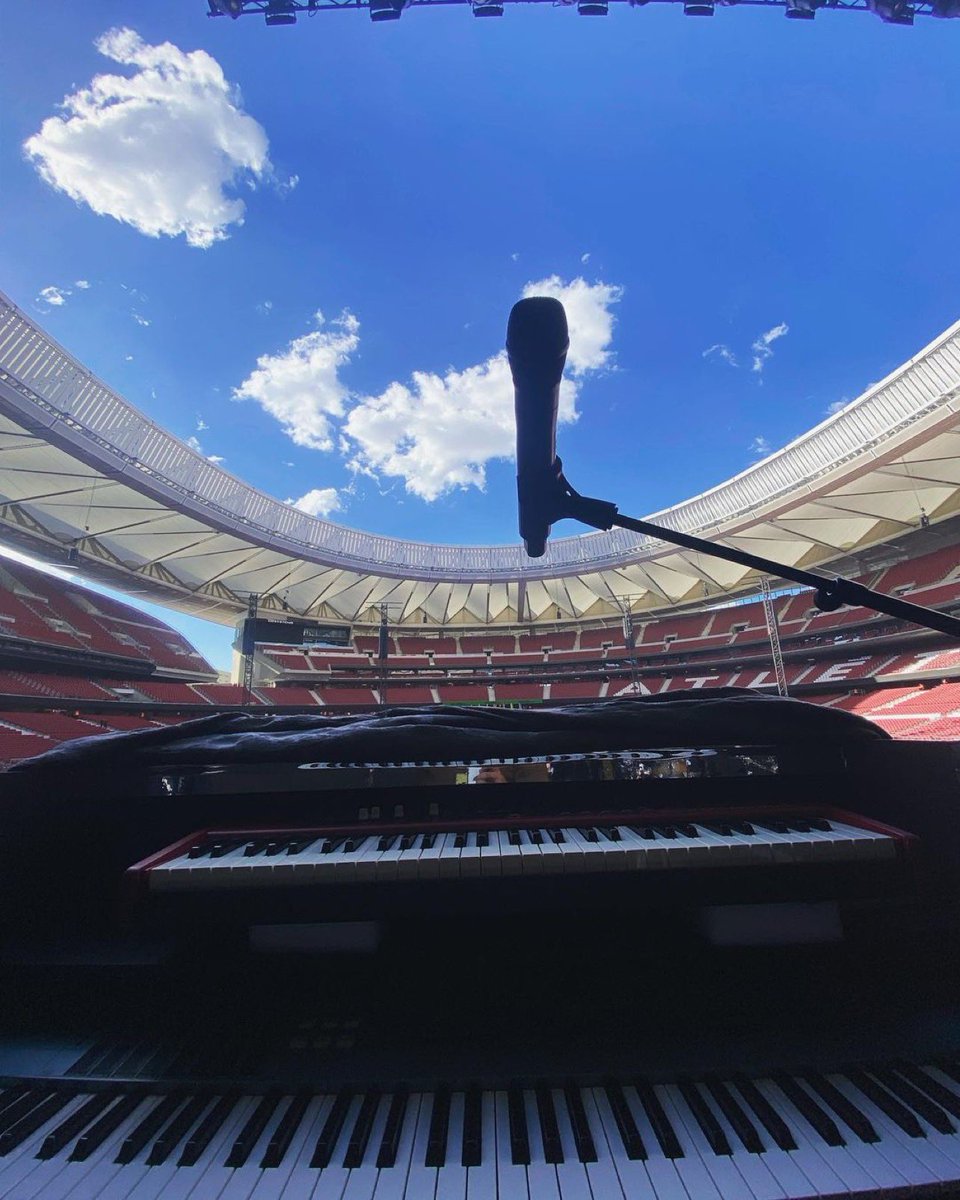 SANZenUSA's tweet photo. Repost from @keyvox
•
¡Vamonos! Que ya casi arranca la gira #sanzenvivo @alejandrosanz hoy en #Madrid 🇪🇸 #chrishierro #keyboards #musician #tourlife #blueskies https://t.co/SQIIucGthb