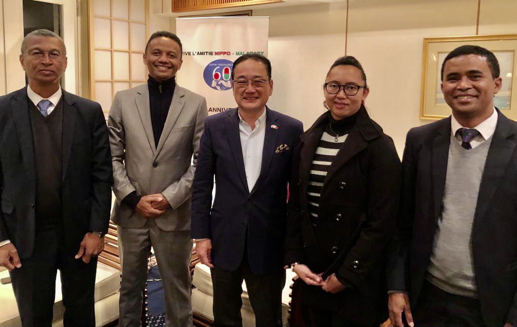 Rencontre avec SEM RAKOTOMALALA Olivier, Ministre des Mines et des Ressources Stratégiques et son équipe du ministère. Les réformes du secteur minier étaient au centre de nos échanges. 

鉱山大臣と鉱山省幹部と鉱山セクター改革の動向等について意見交換。