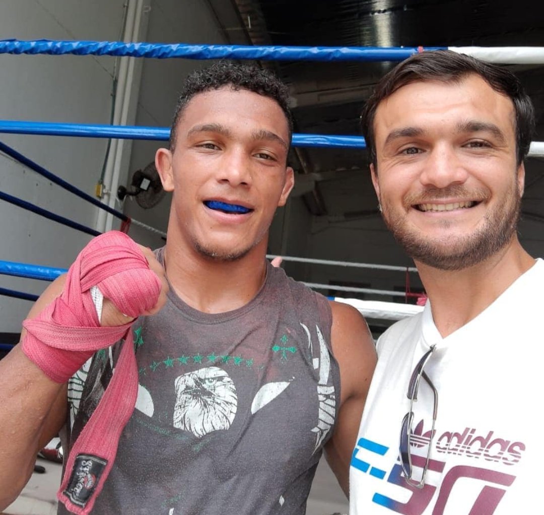 KaueMena's tweet photo. Dia de trabalho; Dia de SHOW!  #Brasil #OSSSS
#UFCnoCombate @ufc @UFCBrasil  Bom trabalho @AnaHissa @luizfelipeprota e @AlexlekoUFC https://t.co/2fPMzy5WCf