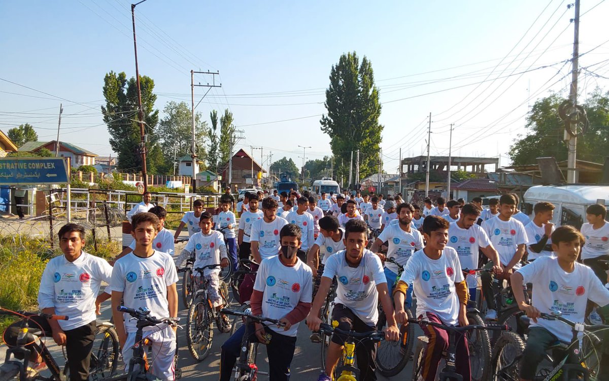 dgyssjk's tweet photo. YSS organised cycle rallies under 'Azadi Ka Amrit Mahotsav’ in twin JK districts. Hundreds of young girls and boys participated with enthusiasm. 
@ianuragthakur @manojsinha_ @AlokKum36531399 https://t.co/v8rNRjkRGc