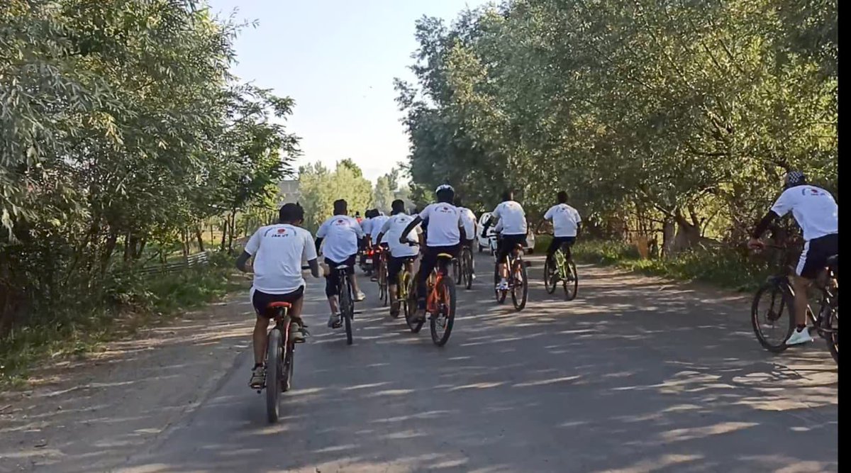dgyssjk's tweet photo. YSS organised cycle rallies under 'Azadi Ka Amrit Mahotsav’ in twin JK districts. Hundreds of young girls and boys participated with enthusiasm. 
@ianuragthakur @manojsinha_ @AlokKum36531399 https://t.co/v8rNRjkRGc