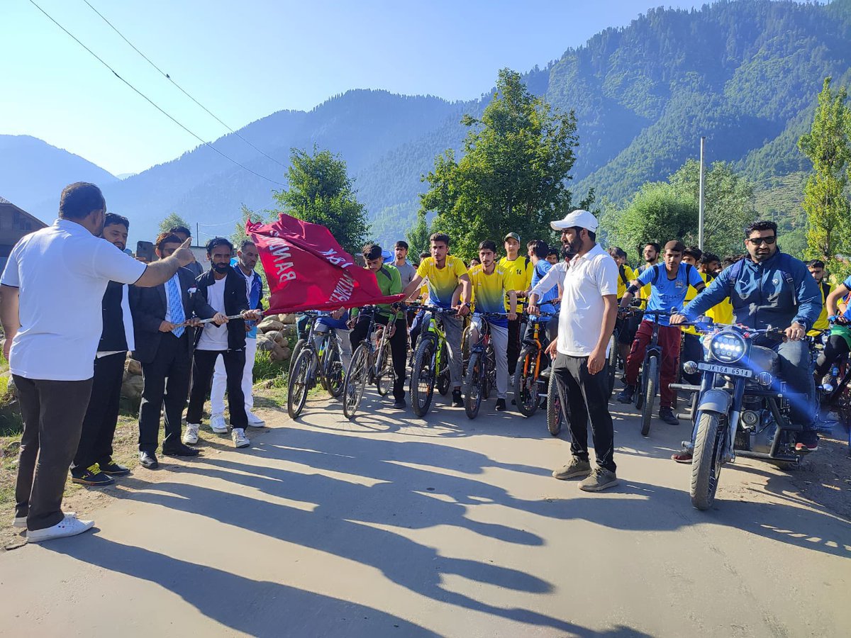 dgyssjk's tweet photo. YSS organised cycle rallies under 'Azadi Ka Amrit Mahotsav’ in twin JK districts. Hundreds of young girls and boys participated with enthusiasm. 
@ianuragthakur @manojsinha_ @AlokKum36531399 https://t.co/v8rNRjkRGc
