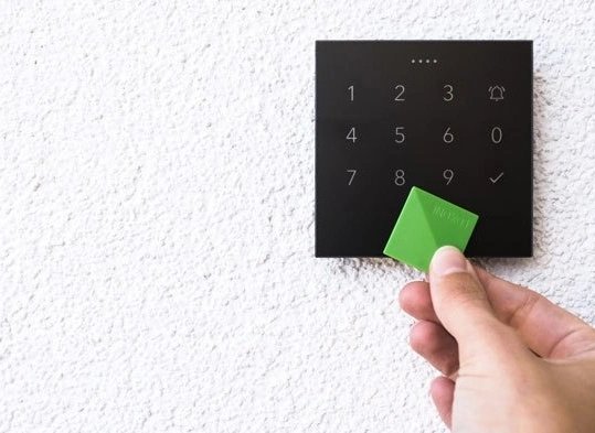 SmartWise22's tweet photo. هل ما زلت تستخدم المفاتيح التقليدية في 2022 ؟!! 🗝️🥱
تمنحك شاشة الدخول NFC CODE وصولاً سريعاً وسهلاً بأكثر من طريقة، مع توفير الحماية والأمان وتسجيل أوقات دخول المستخدمين ✅
لأن بيت العمر يستحق الأفضل 🏡
للتواصل https://t.co/jtZF3sEIbz
#NFC #BMW #loxone #smartwise #smarthome https://t.co/T8mliqTFtr