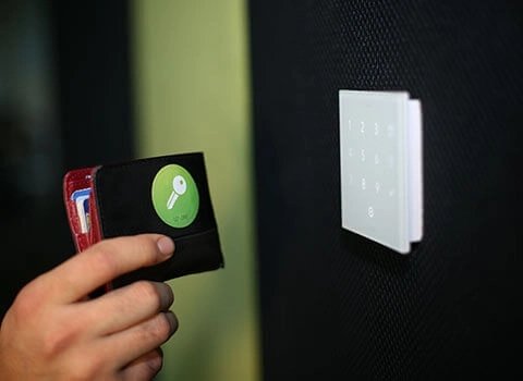 SmartWise22's tweet photo. هل ما زلت تستخدم المفاتيح التقليدية في 2022 ؟!! 🗝️🥱
تمنحك شاشة الدخول NFC CODE وصولاً سريعاً وسهلاً بأكثر من طريقة، مع توفير الحماية والأمان وتسجيل أوقات دخول المستخدمين ✅
لأن بيت العمر يستحق الأفضل 🏡
للتواصل https://t.co/jtZF3sEIbz
#NFC #BMW #loxone #smartwise #smarthome https://t.co/T8mliqTFtr