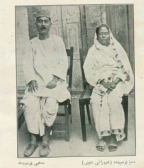 ravidinkar's tweet photo. “चलने से जूता घिसता है, फटता नहीं। तुम्हारा जूता कैसे फट गया ? मुझे लगता है, तुम किसी सख्त चीज़ को ठोकर मारते रहे हो। कोई चीज़ जो परत-पर-परत सदियों से जम गई है, उसे शायद तुमने ठोकर मार-मारकर अपना जूता फाड़ लिया।” - प्रेमचंद के फटे जूते, हरिशंकर परसाई https://t.co/KblAe3lxxc