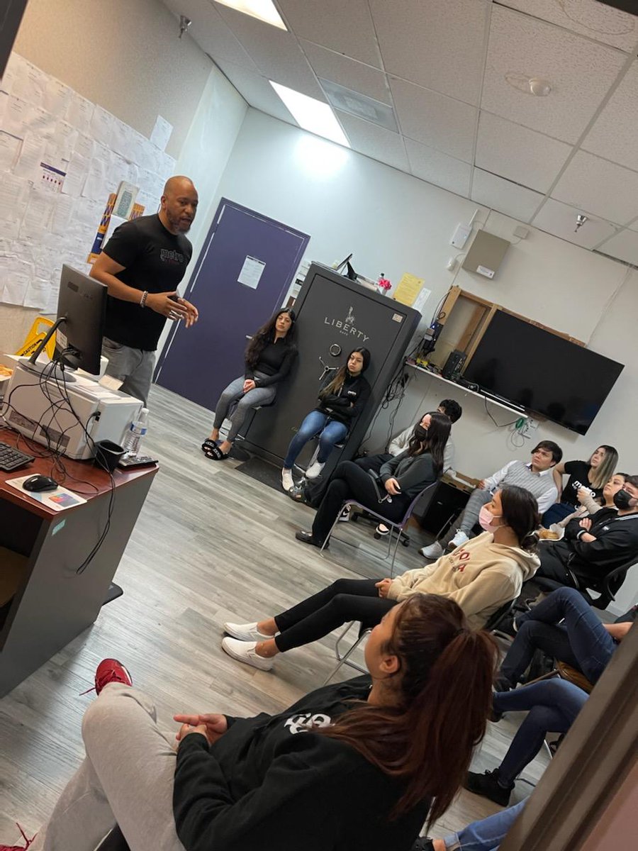 LangfordDamond's tweet photo. The VIP San Jose team is pumped and ready to roll! Thank you Wari, Omar and team for continuing to push for success. Excellent meeting. Now let's go handle our business! ๐ค๐พ๐ค๐พ
#STORYRow
#Breakfastclub
#WEAreNW
@JamesLeeWW
@kharen_g https://t.co/pwS8hr1LMq