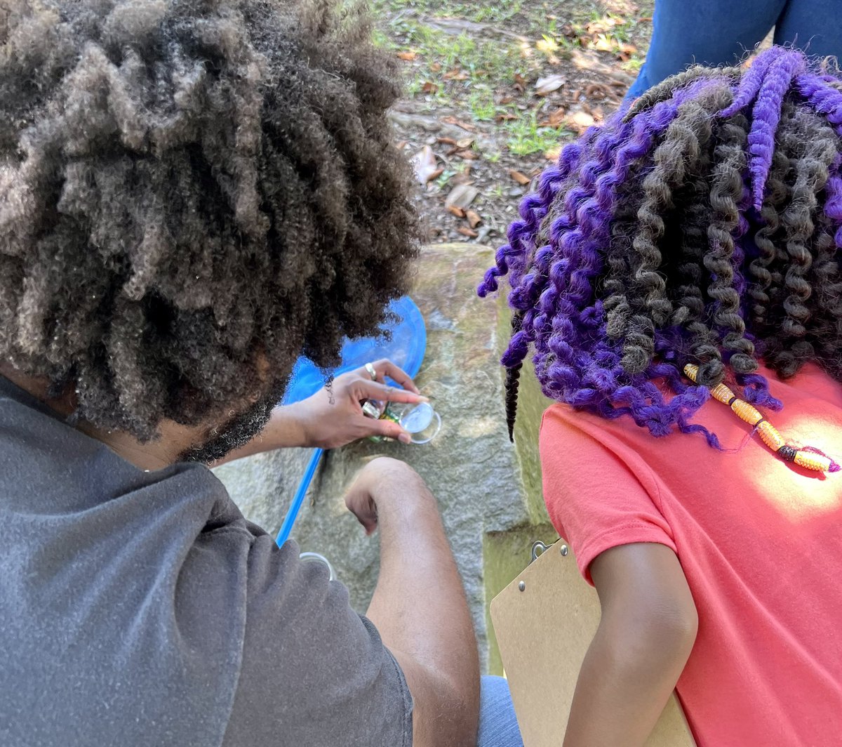 UAMNH's tweet photo. On this ☀️ beautiful day, @uamnh’s Junior Naturalists learned about insects 🐜 and then, went outside to find 🔎 some and make observations in their 📓 journals!

#UAMuseums #RollTide #Tuscaloosa #Alabama #Museum #TodayAtUA https://t.co/rPJmssZAeg