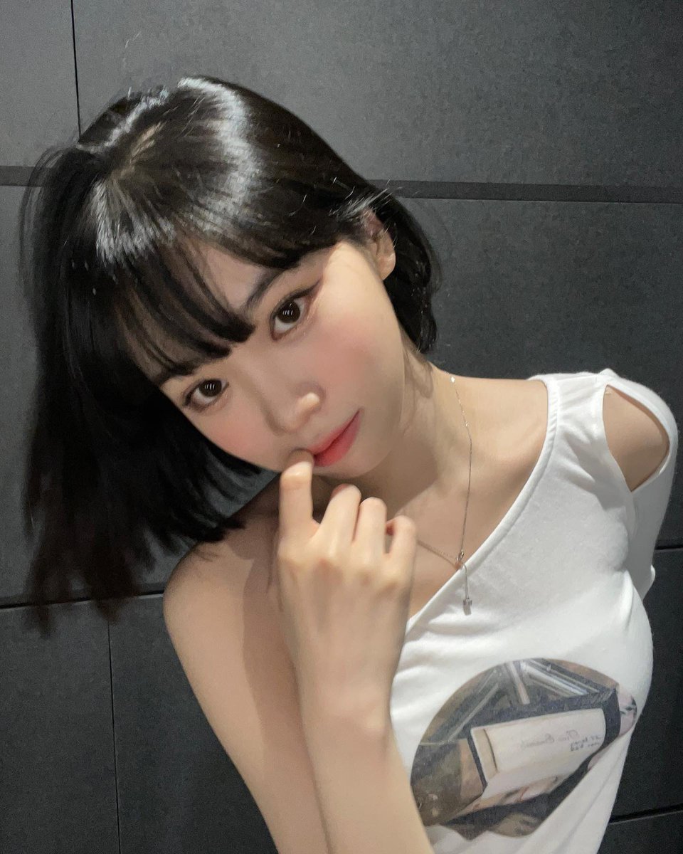 kcwbstgrl's tweet photo. thought the first pic was the best pic she ever posted then she posted the next one then posted the next one then the next one https://t.co/Ms7dwpLgi5