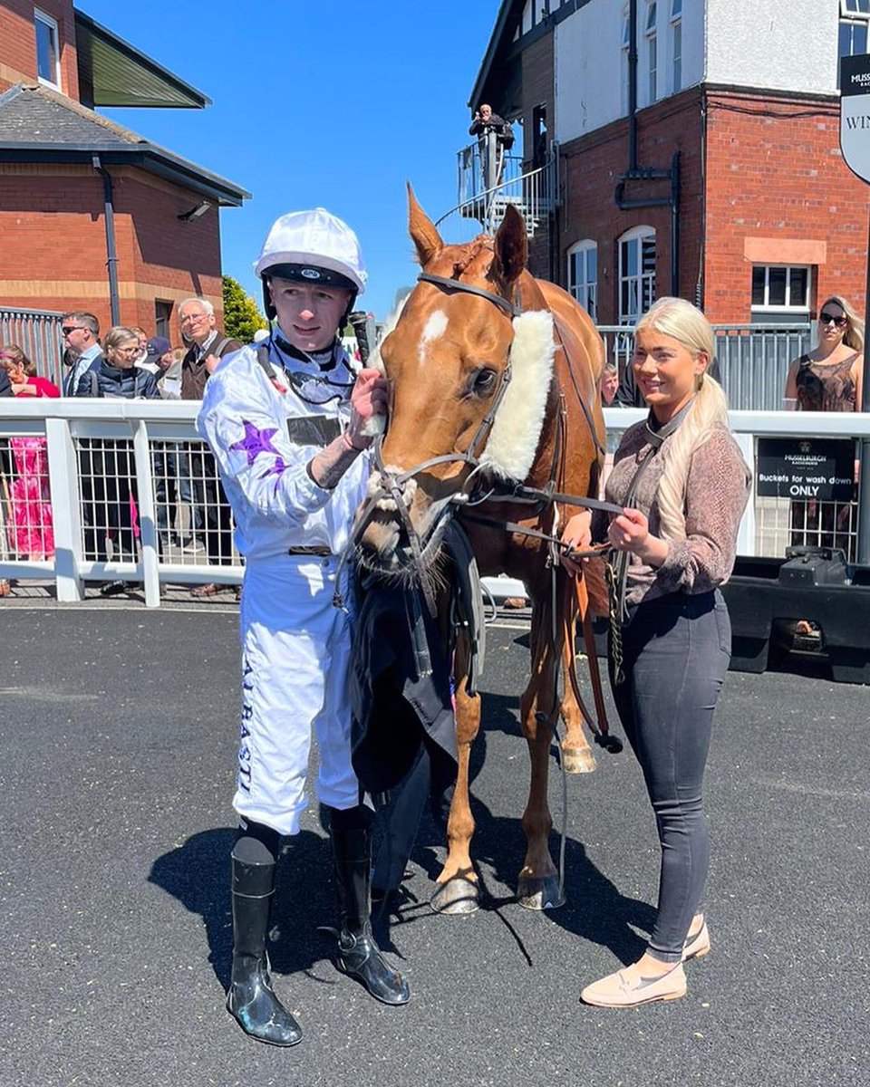 What a thrilling finish with AL QAASIM WINNING a nose @MusselburghRace under @CamHardie_96 for owners Lee Bond and Robert Matheson. Well done to all involved 🌟 #saturdaywinner #winner37.