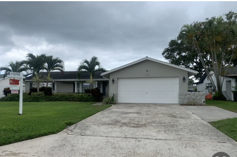 susanskate's tweet photo. Yet another example of jawbreaking prices  - This 3/2 house in Shore Acres is on the water (canal) and 
has a boat lift. HOWEVER, It has only 1656 ft.², no pool and a minuscule backyard. Price: $1.195 million https://t.co/LxEuMyokxG