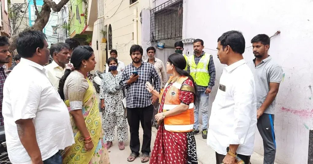 sangeetha_vanam's tweet photo. Somajiguda Division Corporator Vanam Sangeetha Srinivas Yadav participated in Pattana Pragati program day 1 in BS Maktha, harigate and Hussain nagar along with TRS leaders today. https://t.co/fZxgjpOmjq