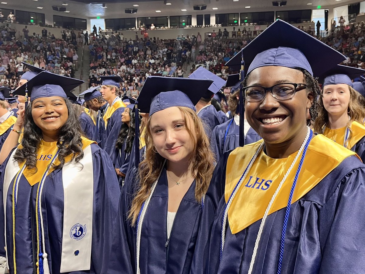 LexingtonOne's tweet image. “Dream big and reach for the stars…Class of 2022, go be GREAT.” Riley Toth, Senior Class President #lexgocats #lex1co2022 🎓🐾