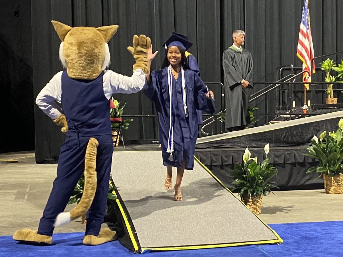 LexingtonOne's tweet image. “Dream big and reach for the stars…Class of 2022, go be GREAT.” Riley Toth, Senior Class President #lexgocats #lex1co2022 🎓🐾
