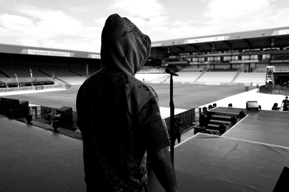 robbiewilliams's tweet photo. Av it 💪 https://t.co/Is6MGIM0jl