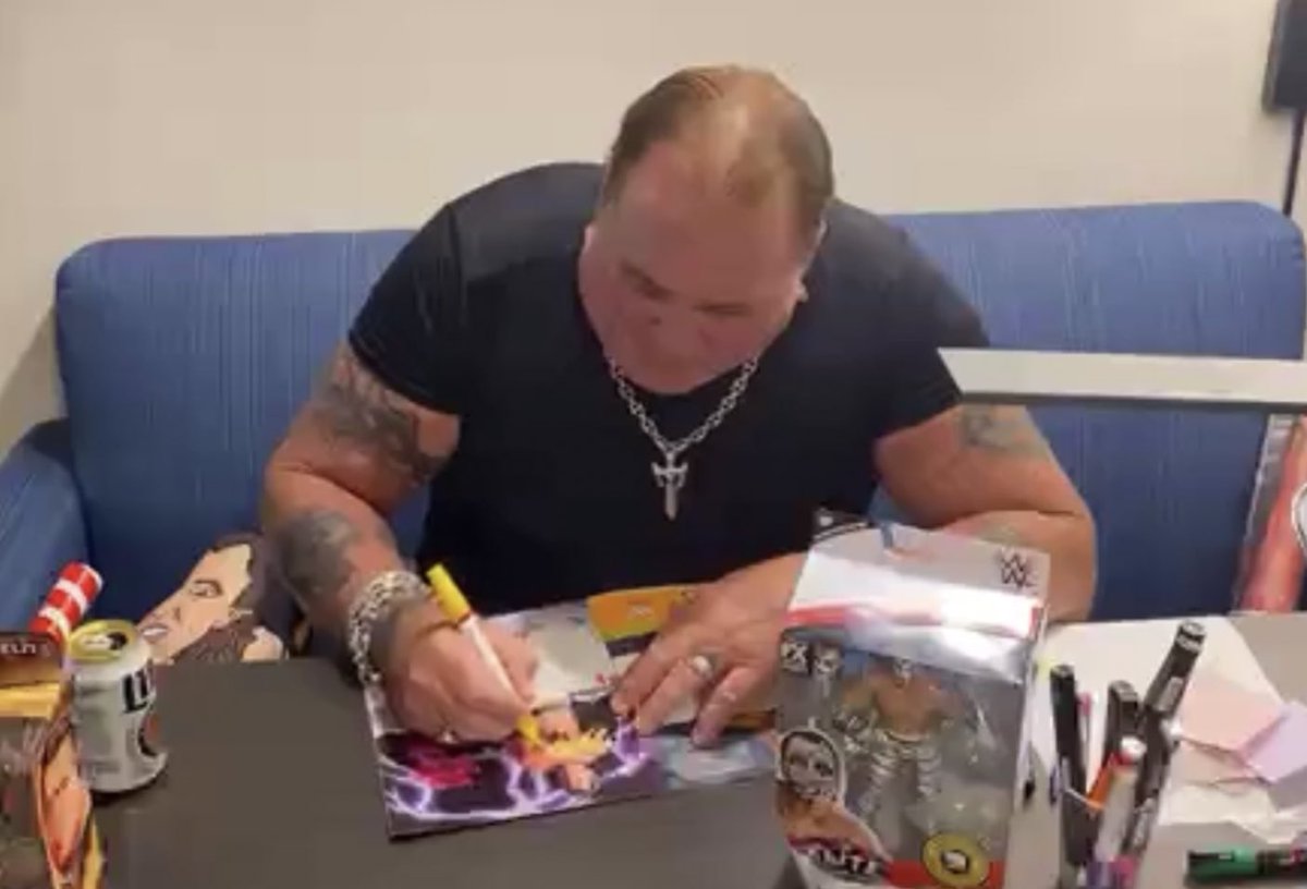 ShoneCold's tweet photo. 💈✂️ @brutusbeefcake_ 💈✂️

Thank you Brutus &amp; Nick at @CaptinsCorner ✍️ 🔥 

Great to add Brutus’ auto to my #WrestleMania6 prog during last nights virtual signing 😃

#hWo #UKMafia #WM6 #BrutusTheBarberBeefcake https://t.co/shuibUlB2b