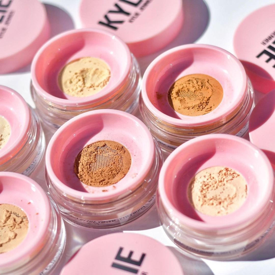 kyliecosmetics's tweet photo. love our loose setting powder formula for locking in makeup, mattifying the skin and minimizing excess shine 💗 shop now on https://t.co/FAJOPZjO3N! ✨ @ZACHARYSPENCER_ https://t.co/5pd2GyQdpv