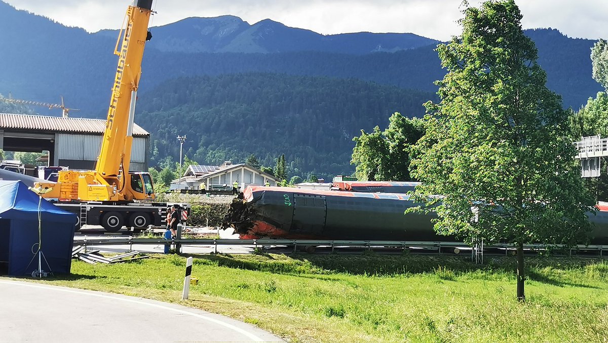 #Zugunglück bei #Garmisch: Ein Waggon (fast 60 Tonnen) konnte heute bereits auf die abgesperrte Straße gehoben werden. Eine besondere Herausforderung wird aber die schwere Lok sein. Dafür wurde nun ein spezieller dritter Kran angefordert.