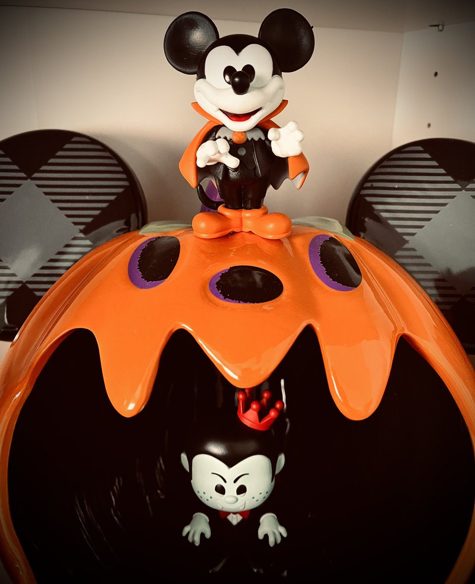 giannarose320's tweet photo. Happy #FunkoSodaSaturday 🖤🧡🖤My favorite #FunkoSODA is Vampire Mickey!!! I love Disney Halloween pieces and this one is absolutely adorable!! 

#funko #FunkoPop #funkopopvinyl #disney #disneyhalloween #vampiremickey #vampire #Halloweenmickey #freddyfunko https://t.co/QgqADOBL0a
