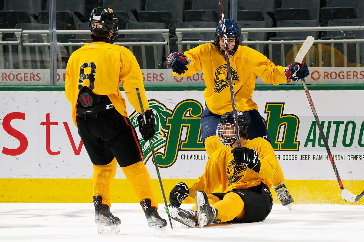 LondonKnights's tweet photo. 9-4 dub for 🟡

Game two gets underway in 30 minutes! https://t.co/KF8XtweqGU