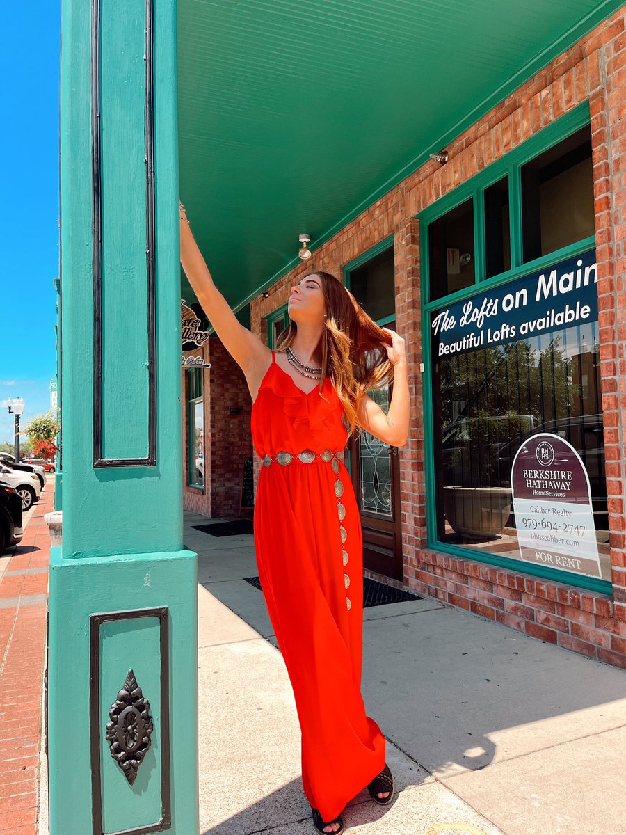 kendra_collard's tweet photo. she’s a flower on fire🧨 https://t.co/yTJFnY0NK4