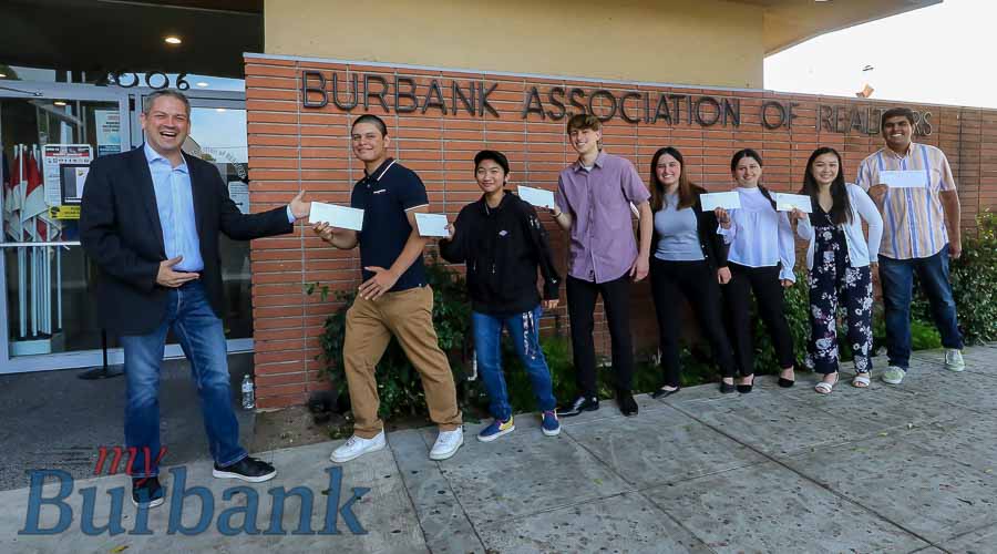 myBurbankNEWS's tweet photo. Burbank Board of Realtors Present Scholarships to Graduating Seniors - Burbank Association of Realtors Community Service Foundation  awarding $27,500 to seven high school seniors  #Burbank #BurbankAssociationofRealtors #scholarships

https://t.co/1FAJGJ9ilw https://t.co/Icz3bXtvV9