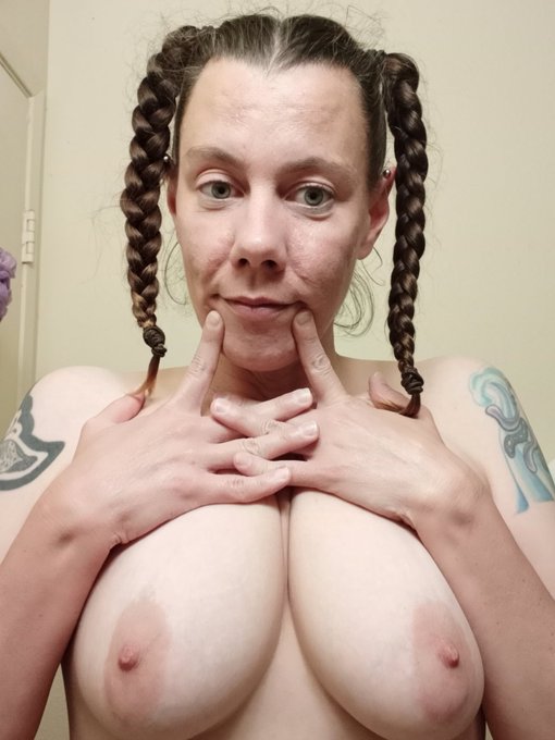 Pig tails get the pedophiles' ding dongs hard... https://t.co/POh2ZqPlNF