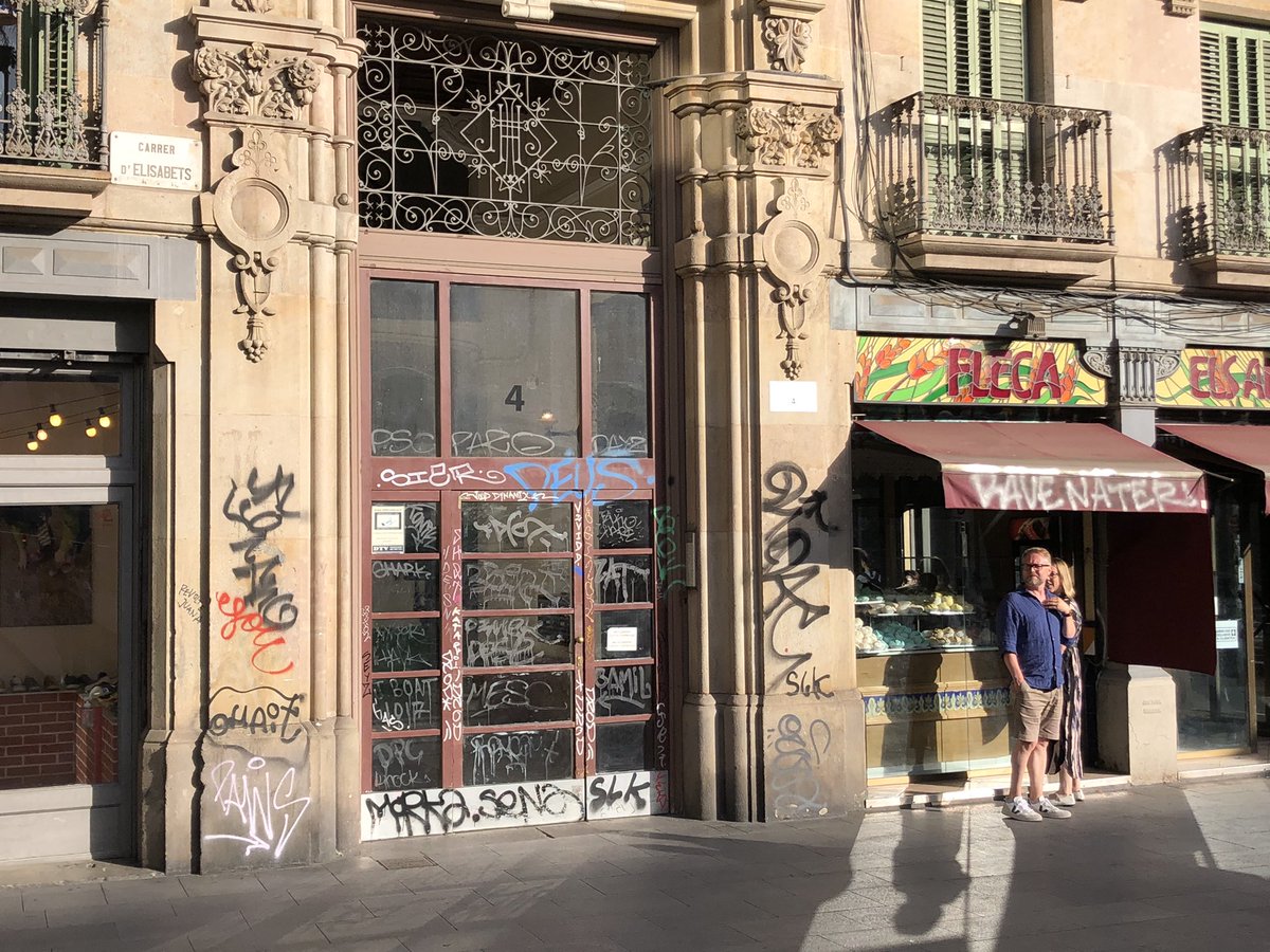 PolJunyentM's tweet photo. Des de l’estiu passat que no trepitjava el Raval, després de 6 anys estudiant a la UB-Raval i 4 currant al carrer Egipcíaques (2009-2019), crec que no havia vist l’entorn Tallers/Joaquim Costa tant fet merda. Avui he passat de fer fotos al patrimoni immoble. No volia creure-m’ho. https://t.co/2mv2flgjNv