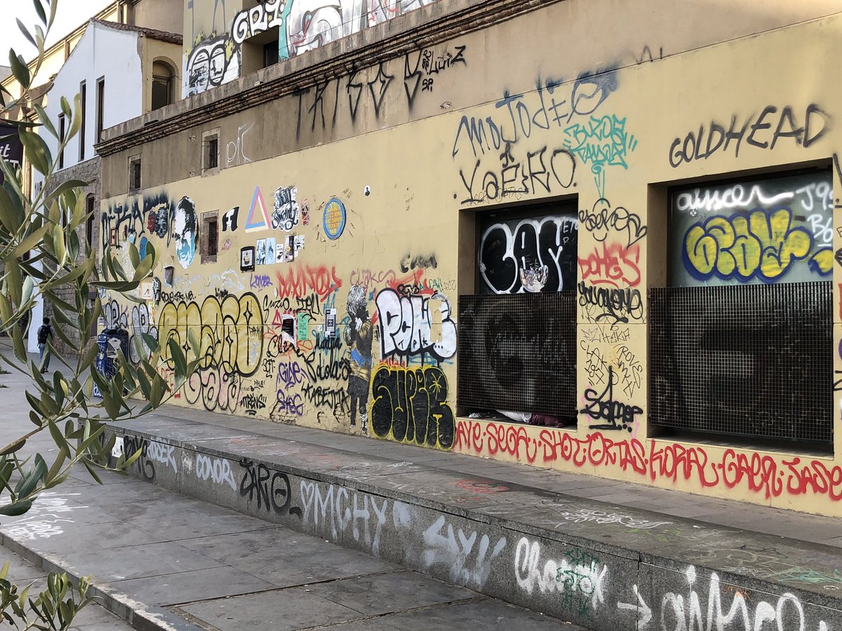 PolJunyentM's tweet photo. Des de l’estiu passat que no trepitjava el Raval, després de 6 anys estudiant a la UB-Raval i 4 currant al carrer Egipcíaques (2009-2019), crec que no havia vist l’entorn Tallers/Joaquim Costa tant fet merda. Avui he passat de fer fotos al patrimoni immoble. No volia creure-m’ho. https://t.co/2mv2flgjNv