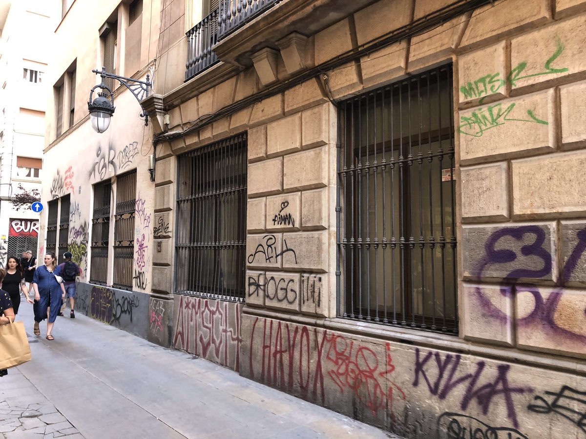PolJunyentM's tweet photo. Des de l’estiu passat que no trepitjava el Raval, després de 6 anys estudiant a la UB-Raval i 4 currant al carrer Egipcíaques (2009-2019), crec que no havia vist l’entorn Tallers/Joaquim Costa tant fet merda. Avui he passat de fer fotos al patrimoni immoble. No volia creure-m’ho. https://t.co/2mv2flgjNv