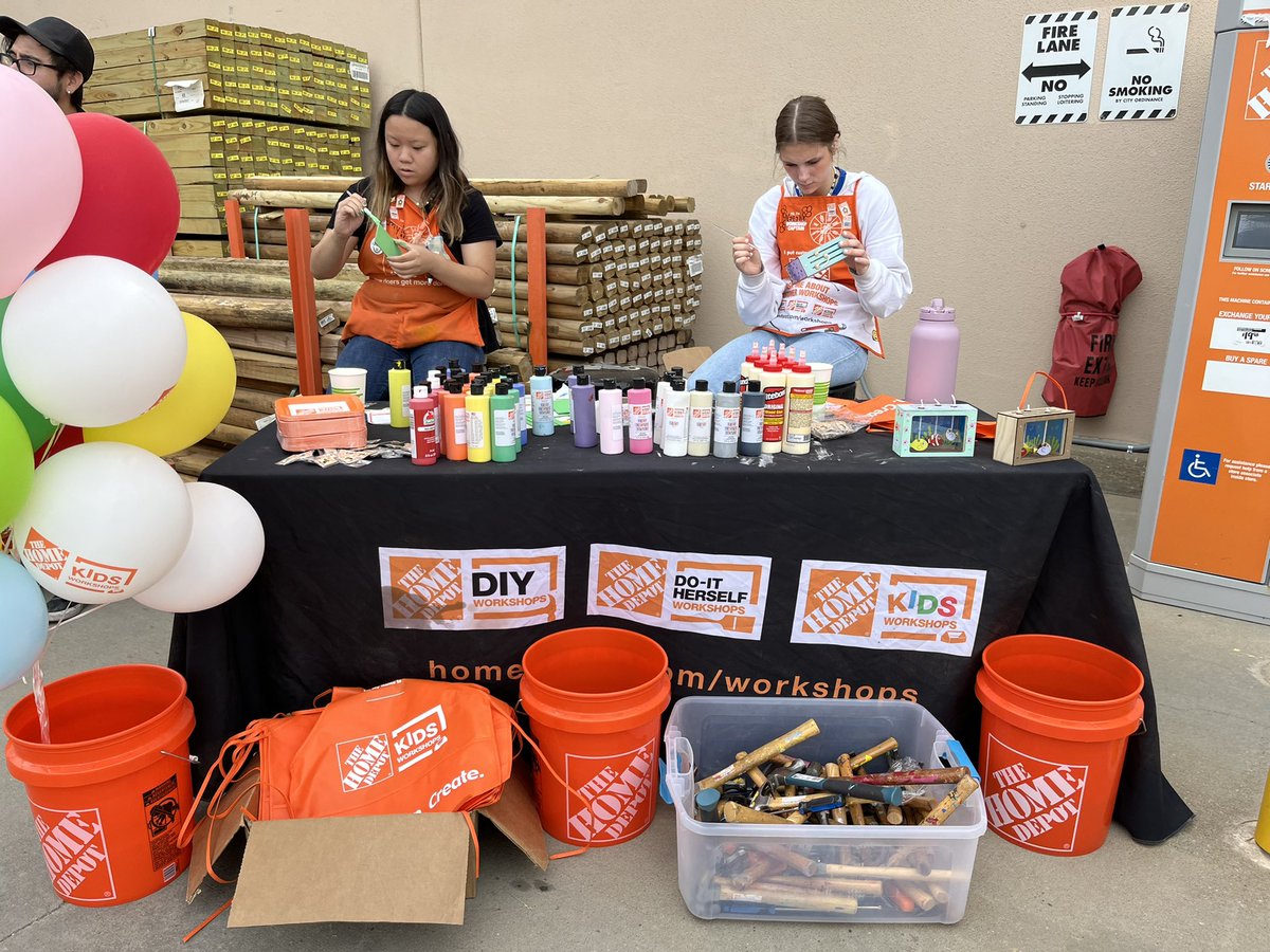 LeahAMoor's tweet photo. Kid’s Workshop round 2! This month we made fish tanks! #2211proud #kidsworkshop https://t.co/BdQNOu4jGV