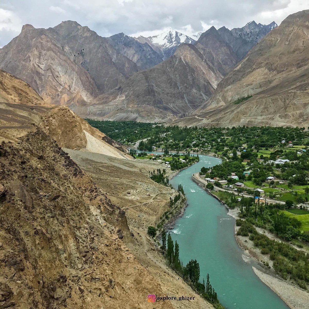 LifeLensScape's tweet photo. Hakis Rock View Point, Ghizer Valley, Gilgit Baltistan, Pakistan.
From this point, you can view 7 beautiful villages.. 
Credits and for more information: @AqibAliNa33m 
#BeautifulPakistan #ColorsofPakistan https://t.co/UzA7LNJGk7