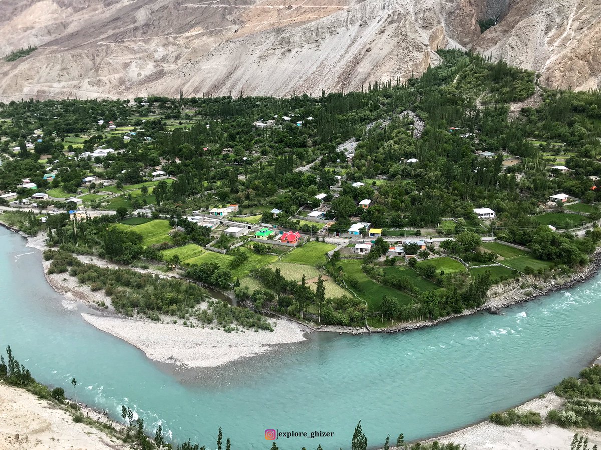 LifeLensScape's tweet photo. Hakis Rock View Point, Ghizer Valley, Gilgit Baltistan, Pakistan.
From this point, you can view 7 beautiful villages.. 
Credits and for more information: @AqibAliNa33m 
#BeautifulPakistan #ColorsofPakistan https://t.co/UzA7LNJGk7